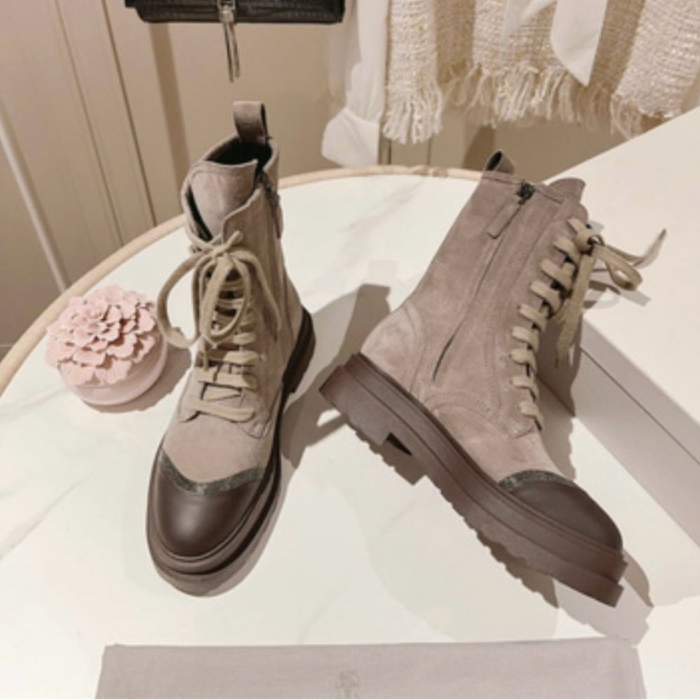 Lace up Chelsea boot